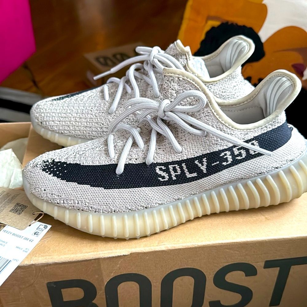 EUC Yeezy Boost 350 V2